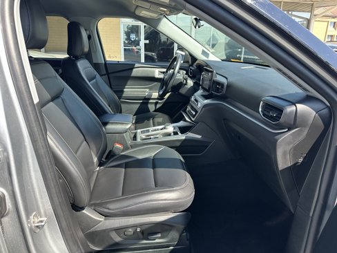 Used 2023 Ford Explorer XLT w/ Equipment Group 202A image 13