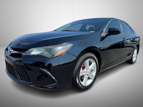 Used 2017 Toyota Camry SE image 2