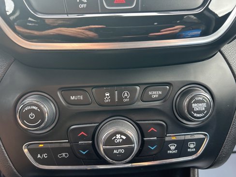 Used 2019 Jeep Cherokee Limited image 14