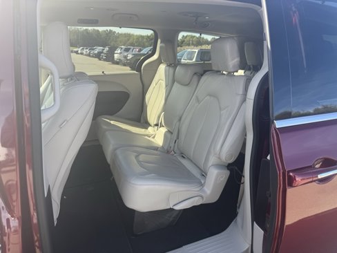 Used 2018 Chrysler Pacifica Touring-L Plus image 11