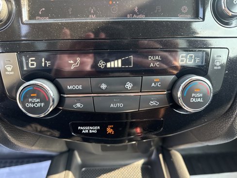 Used 2019 Nissan Rogue SV image 16