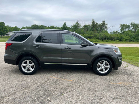 Used 2017 Ford Explorer XLT image 6