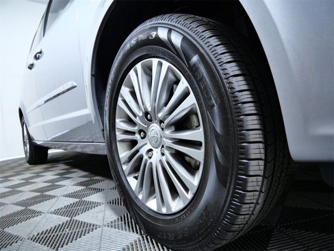 Used 2015 Chrysler Town & Country Touring-L image 2