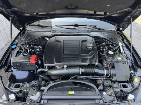 Used 2018 Jaguar XE image 5