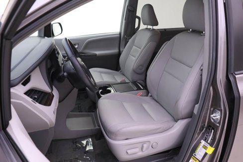 Used 2015 Toyota Sienna L image 4