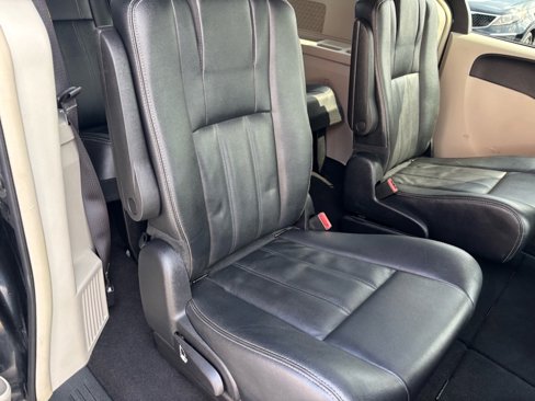 Used 2016 Chrysler Town & Country Touring image 20