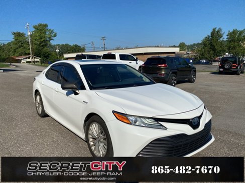 Used 2019 Toyota Camry XLE w/ Sunroof Package image 3