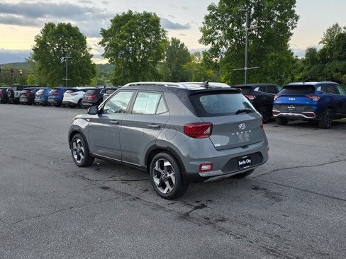Used 2022 Hyundai Venue Limited image 6