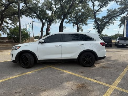 Used 2019 Kia Sorento LX image 2