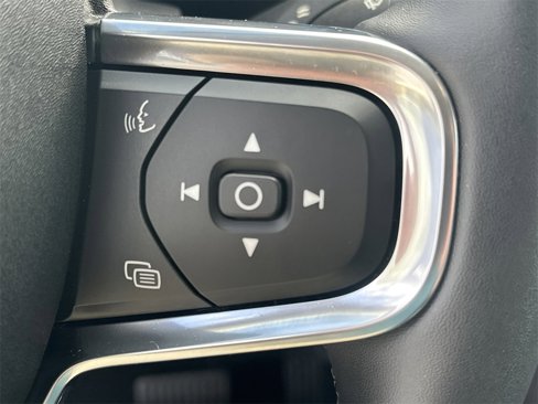 Used 2022 Volvo XC40 T4 Momentum image 23
