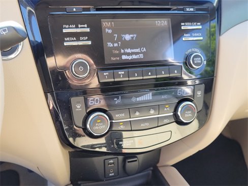 Used 2015 Nissan Rogue SV image 16