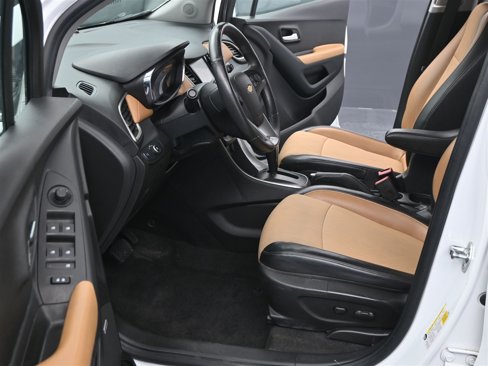 Used 2017 Chevrolet Trax LT w/ Sun & Sound Package image 9