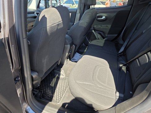 Used 2019 Jeep Renegade Latitude w/ Cold Weather Group image 29