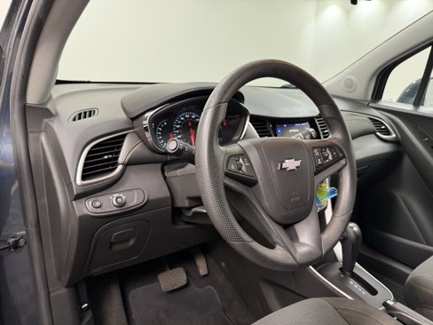 Used 2022 Chevrolet Trax LS w/ Tint and Cruise Package image 10