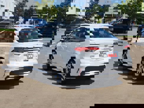 Used 2020 Toyota Corolla LE image 4