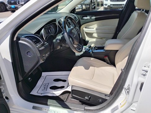Used 2017 Chrysler 300 C image 9