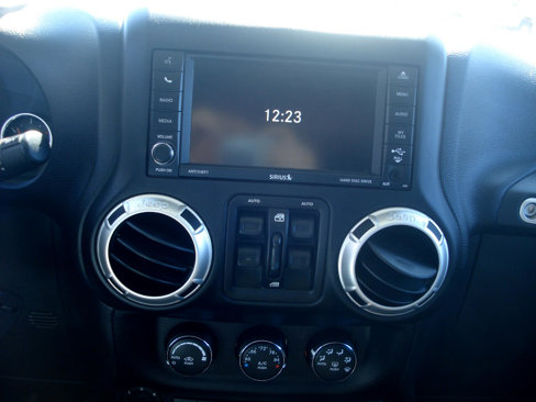 Used 2016 Jeep Wrangler Unlimited Sahara w/ Connectivity Group image 22