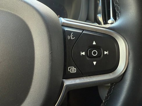 Used 2022 Volvo XC60 B5 Momentum w/ Advanced Package image 18