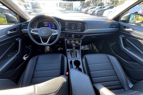 Certified 2022 Volkswagen Jetta SE w/ Panoramic Sunroof Package image 3