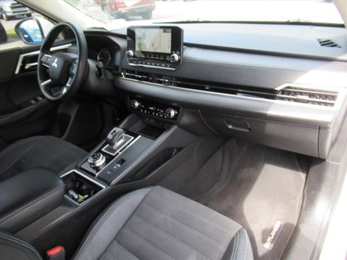 Used 2022 Mitsubishi Outlander SE image 11