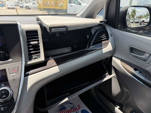 Used 2017 Toyota Sienna XLE image 46