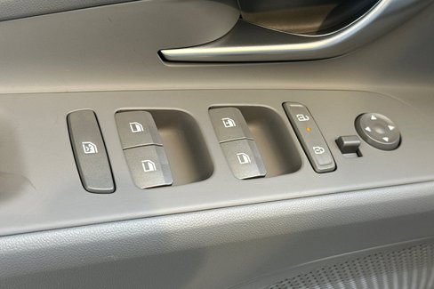 Certified 2025 Hyundai Elantra SE image 15