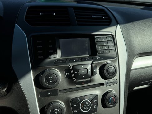 Used 2014 Ford Explorer XLT image 2