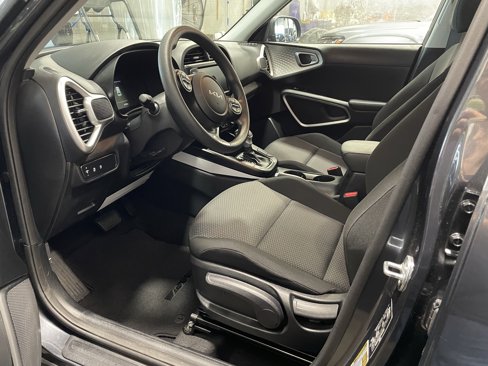 Used 2023 Kia Soul LX w/ LX Technology Package image 3