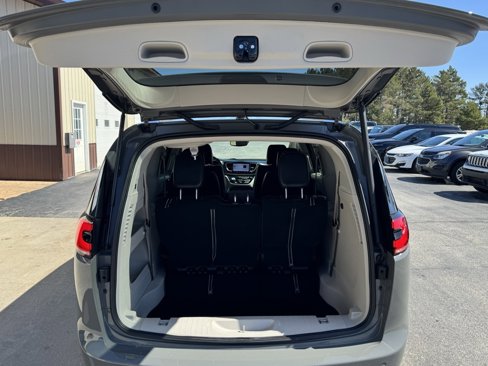 Used 2023 Chrysler Pacifica Touring-L image 29