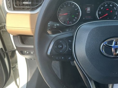 Used 2021 Toyota RAV4 XLE Premium image 20
