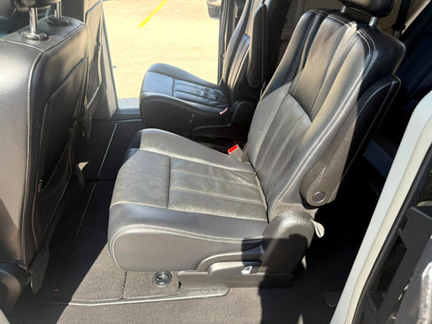Used 2013 Chrysler Town & Country Touring image 15