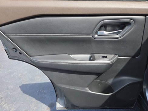 Used 2023 Nissan Rogue SV image 28