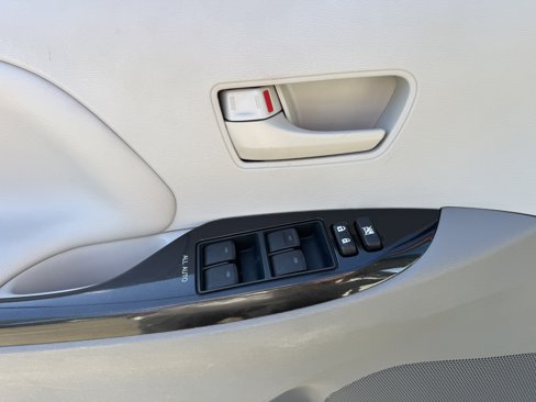 Used 2012 Toyota Sienna LE image 9