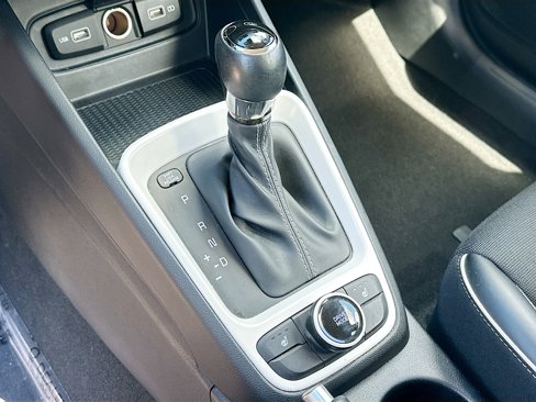 Used 2022 Hyundai Venue Limited image 17