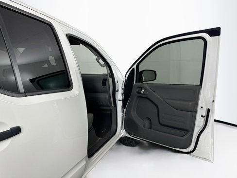 Used 2016 Nissan Frontier SV image 28