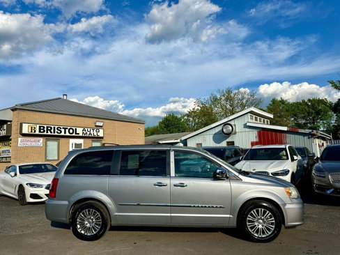 Used 2014 Chrysler Town & Country Touring-L w/ Driver Convenience Group image 8
