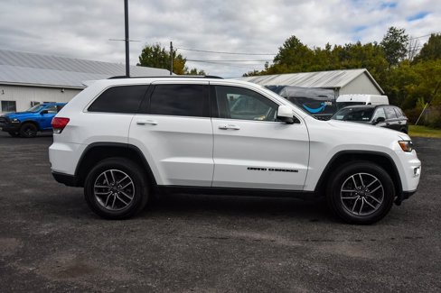 Used 2019 Jeep Grand Cherokee Laredo w/ 18" Wheel & 8.4" Radio Group image 2
