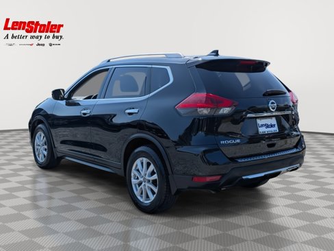Used 2018 Nissan Rogue SV image 3