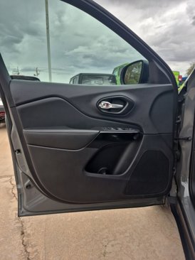 Used 2023 Jeep Cherokee Altitude Lux image 13