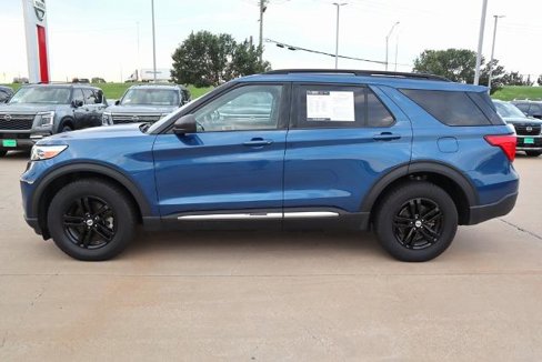 Used 2022 Ford Explorer XLT w/ Equipment Group 202A image 2