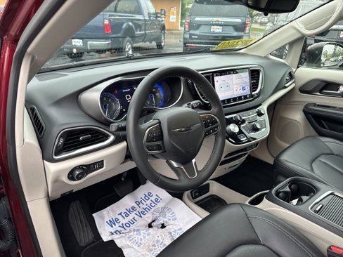 Used 2023 Chrysler Pacifica Touring-L image 29
