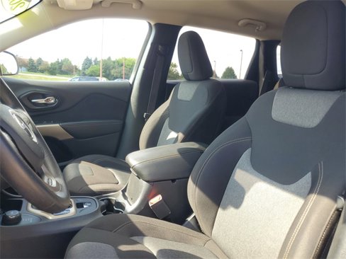 Used 2018 Jeep Cherokee Latitude w/ Safety Group image 12
