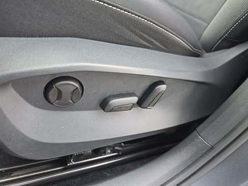 Certified 2022 Volkswagen Taos SE image 4