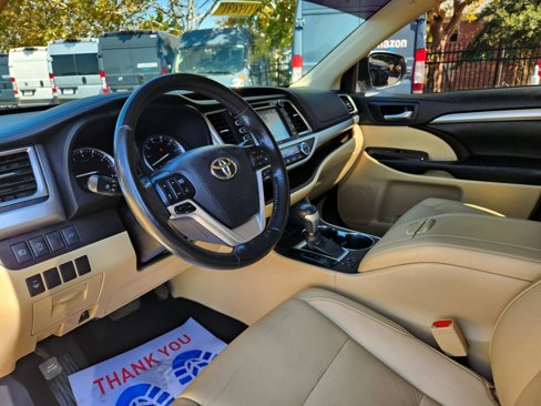 Used 2017 Toyota Highlander AWD V6 image 19