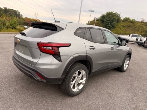 Used 2024 Chevrolet Trax LS w/ LS Convenience Package image 5