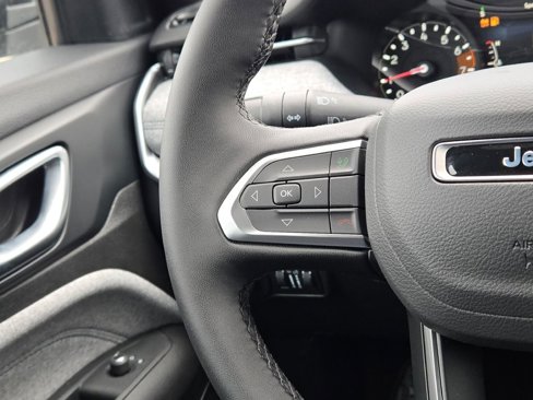 New 2025 Jeep Compass Latitude image 32