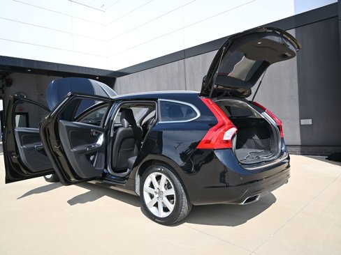 Used 2017 Volvo V60 T5 Premier w/ Convenience Package image 17