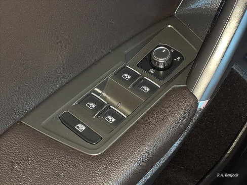 Used 2018 Volkswagen Tiguan SEL image 15