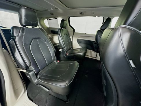 Used 2020 Chrysler Pacifica Limited image 29