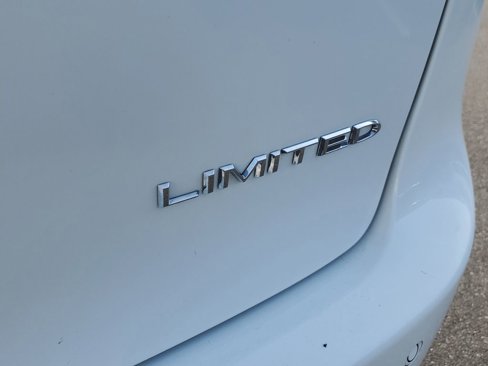 Used 2023 Chrysler Pacifica Limited image 11